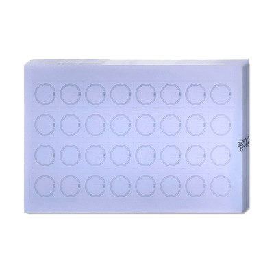 Ova slika se fokusira na jedinstveni dizajn antene UHF RFID prelaminiranog lista sa antenskim umetkom optimizovanog za performanse čitanja na velikim udaljenostima.