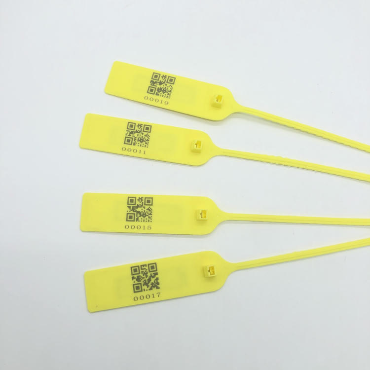 Prikaz iz blizine četiri žute RFID oznake u obliku kablovske vezice model Z32829-1 ističe štampanu površinu sa QR kodom i položaj glave za zaključavanje.