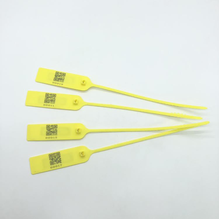 Četiri žute RFID oznake u obliku kablovske vezice model Z32829-1 sa QR kodovima su poravnate tako da prikazuju serijske brojeve i duge trake otporne na manipulaciju.