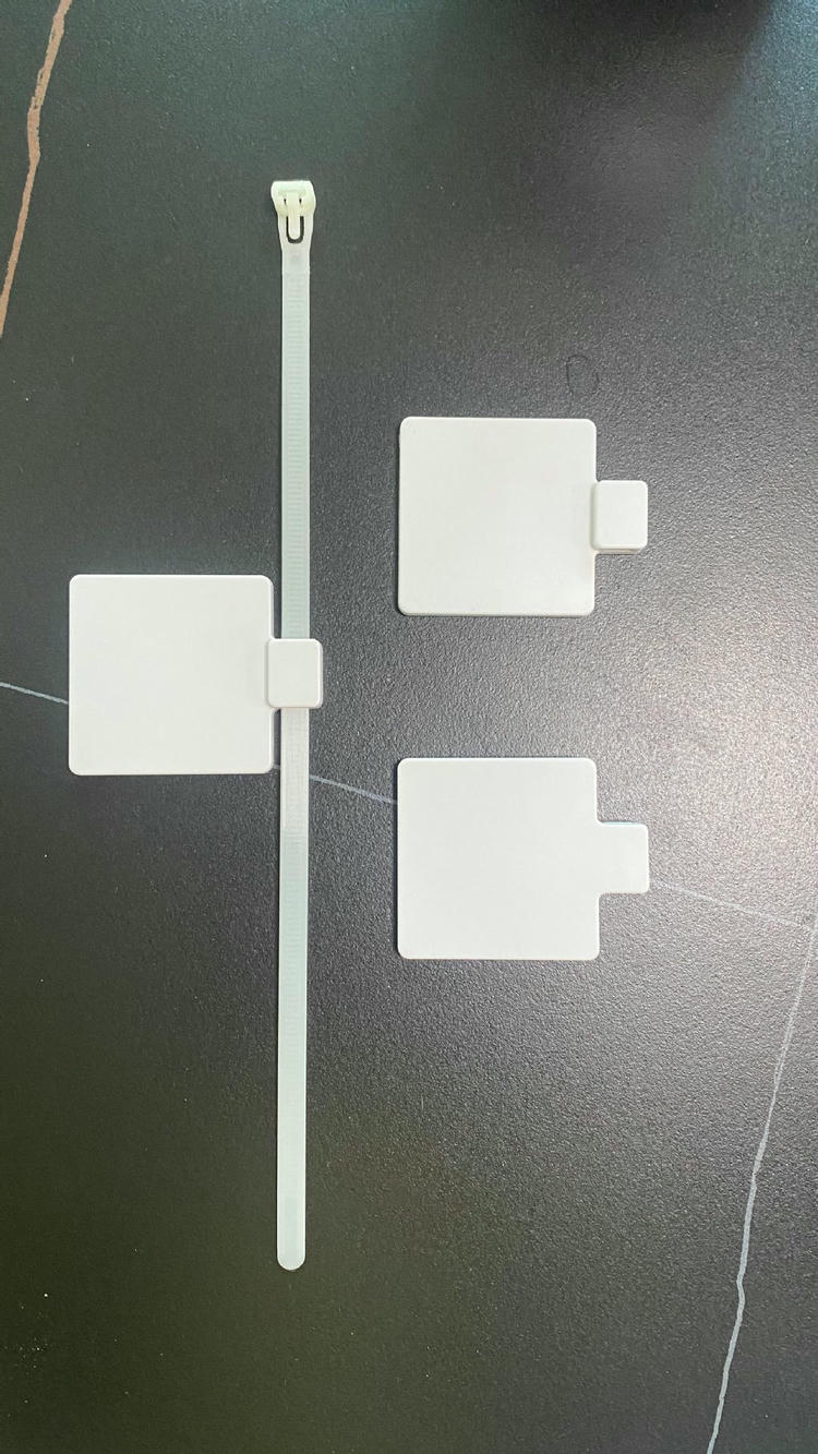 Ravni raspored prikazuje RFID tag u obliku kablovske vezice model Z5555-1 sa dugom najlonskom trakom pored tri kvadratna tela taga koja prikazuju različite oblike glave.