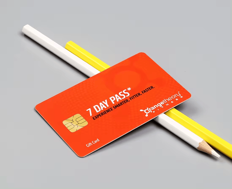 Prilagođene kontakt čip kartice za bezbednosni ID prikazane iz perspektive jasno štampanog logotipa za primene kontakt čip kartica.