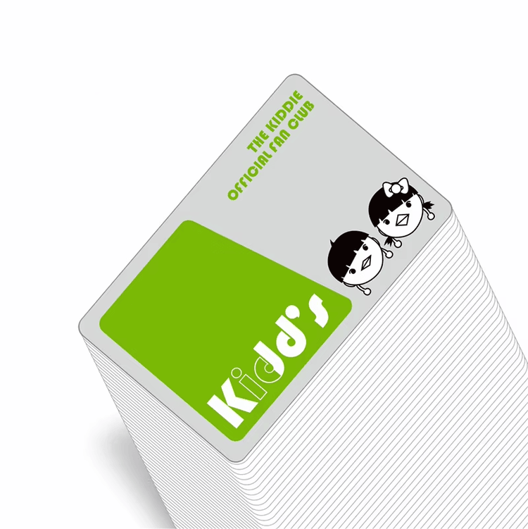 Više naslaganih kontaktnih IC kartica prikazuje izdržljiv PVC materijal i precizan kvalitet izrade.