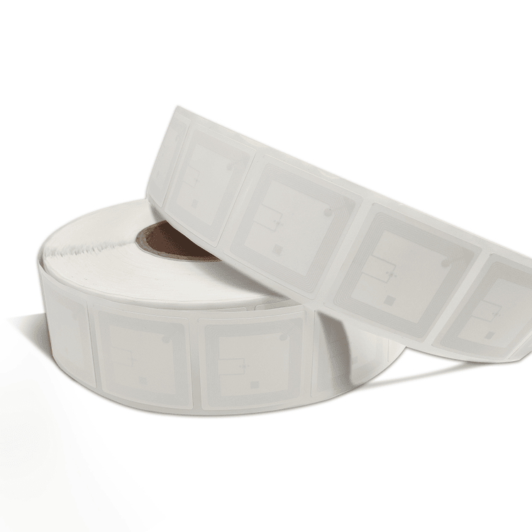 Ova slika prikazuje rolnu RFID oznaka za knjige sa jednom trakom koja prelazi preko vrha radi prikaza slojevite konstrukcije oznake.
