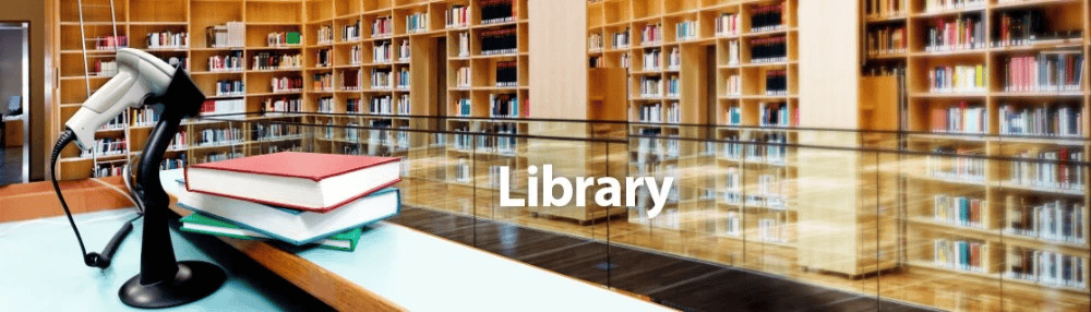 Ovaj baner prikazuje knjige i skener u bibliotečkom okruženju kako bi ilustrovao upotrebu RFID oznaka za knjige u upravljanju bibliotekom.