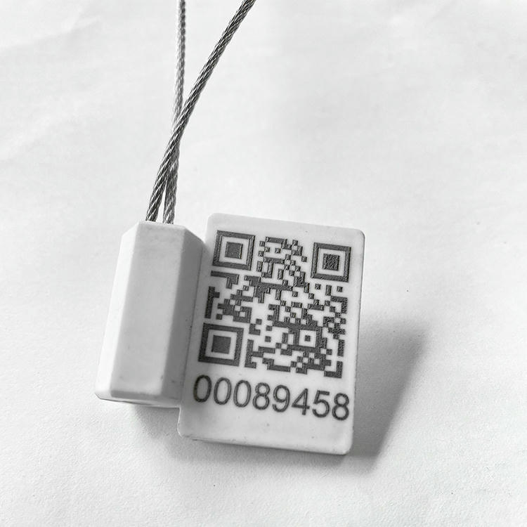 Fotografija proizvoda Robusne RFID plombe sa metalnom sajlom za teret prikazuje detalj čipa u kategoriji RFID sigurnosne plombe.