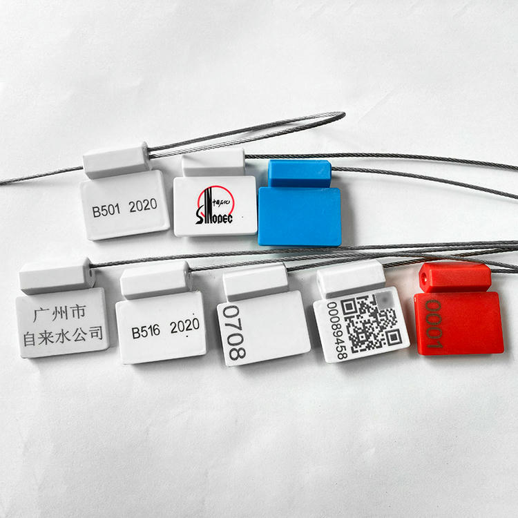 Fotografija proizvoda Robusne RFID plombe sa metalnom sajlom za teret iz perspektive koja ističe beskontaktno skeniranje za primene iz kategorije RFID sigurnosne plombe.