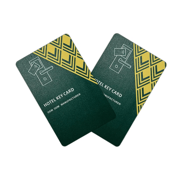 Ova slika prikazuje RFID kartice od crnog oraha za premijum pristup i ističe dizajn veličine novčanika za primene iz kategorije Drvene kartice.