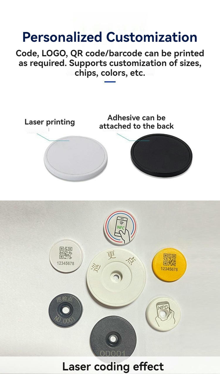 Crni ABS25-3 RFID tag za obilazak straže koji pokazuje svoje IP65 vodootporne mogućnosti pod prskanjem vode u teškim uslovima.