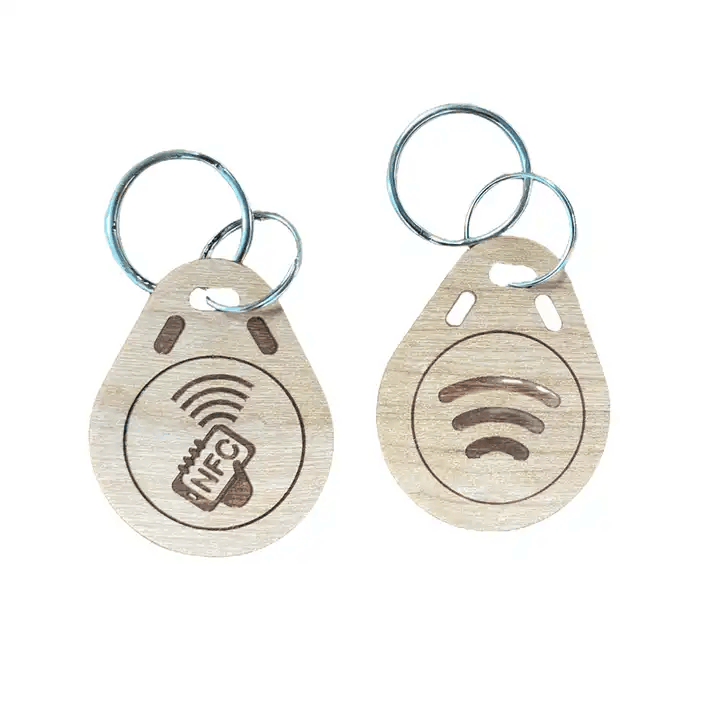 Ova slika ističe detalj čipa Drvenog RFID priveška za ključeve za veliki ovalni premijum pristup za primene drvenih RFID privešaka za ključeve.