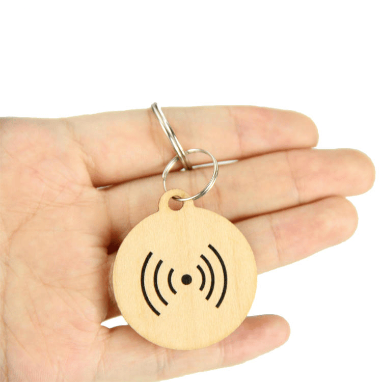 Drveni RFID privjesci za ključeve za višefrekvencijski prilagođen pristup prikazani sa fokusom na prilagođenu štampu kartica za projekte Drvenih RFID privjesaka za ključeve.