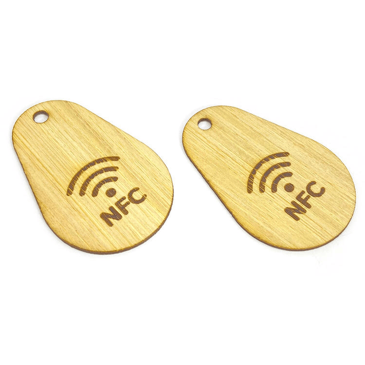 Drveni RFID privesci za višenamenski pristup sa više čipova prikazani sa beskontaktnim skeniranjem za kupce koji upoređuju rešenja drvenih RFID privesaka.