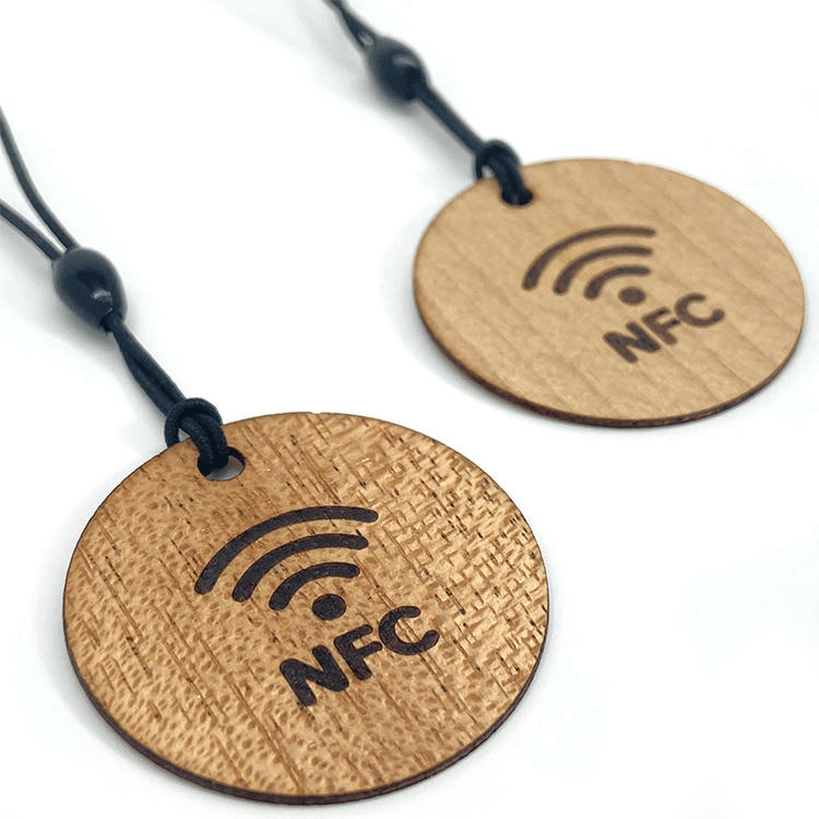 Drveni RFID privesci za višenamenski pristup sa više čipova prikazani sa odštampanim logotipom za kupce koji upoređuju rešenja drvenih RFID privesaka.