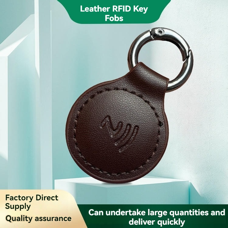 Izdržljivi RFID privezak za ključeve od goveđe kože ima čvrst metalni prsten za lako kačenje na ključeve.
