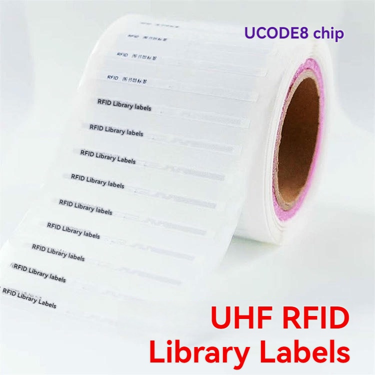 Ova prodajna slika prikazuje još jednu štampanu rolnu RFID etiketa za biblioteke sa tekstom o UCODE8 čipu na čistoj beloj pozadini.