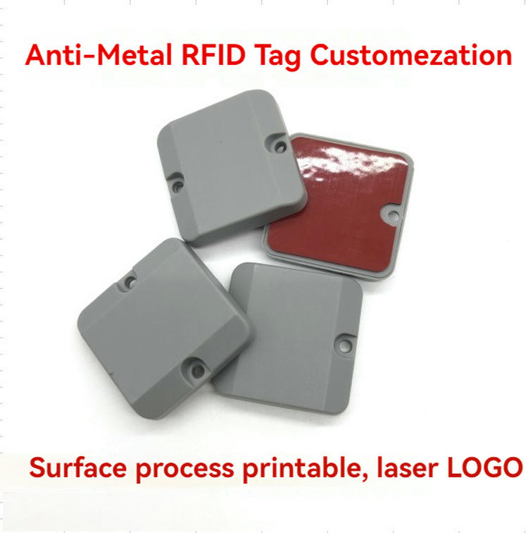 Ova slika ističe kompaktne ABS RFID oznake za metal za imovinu opreme sa graviranim logotipom za primene ABS RFID oznaka za metal.
