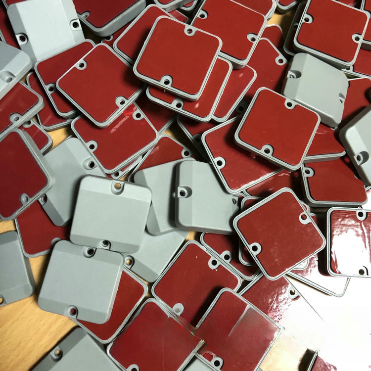 Kompaktne ABS RFID oznake za metal za imovinu opreme prikazane sa fokusom na površinu od metala za projekte ABS RFID oznaka za metal.