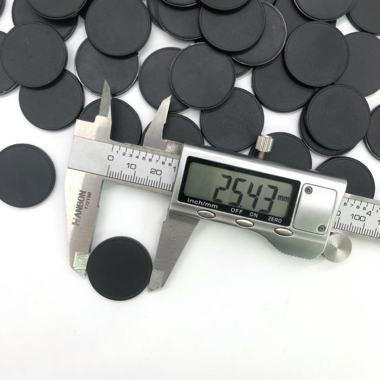 Zadnji prikaz crvene ABS25-3 RFID oznake koji prikazuje materijal za rad na metalnim površinama potreban za montažu na gvožđe.
