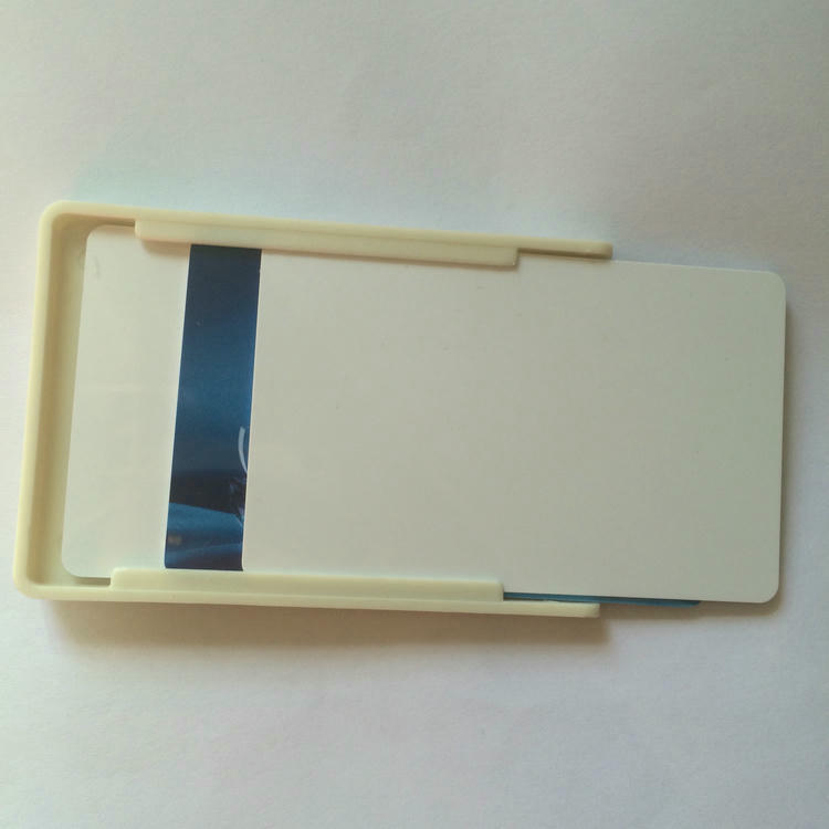 Kolekcija držača kartica od plastike sa lepljivom podlogom spremnih za masovnu upotrebu u sistemima upravljanja osobljem ili vozilima velikih razmera.