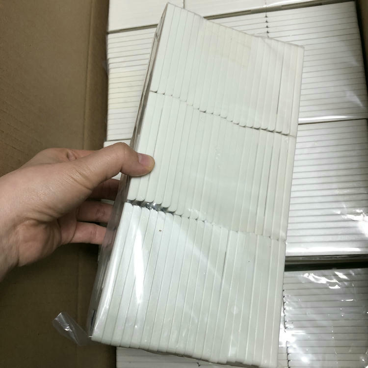 Visokokvalitetno ABS plastično kućište koje održava dimenzionalnu stabilnost tokom ponovljenih ciklusa umetanja i vađenja kartica.