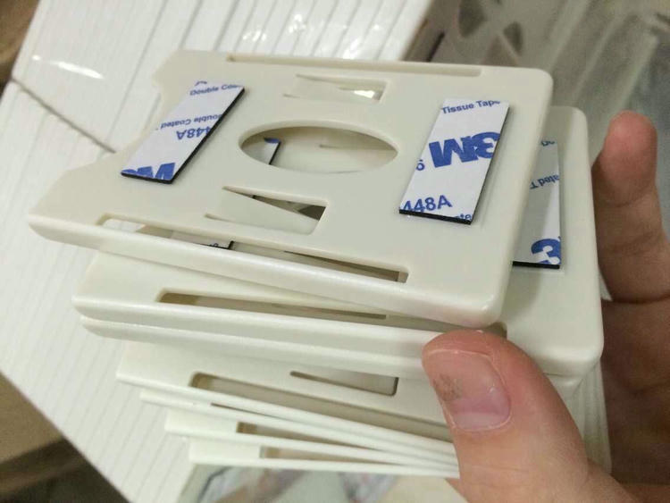 Praktična primena lepljivog držača na površini kancelarijskog stola kako bi se sprečilo gubljenje ID kartica zaposlenih.