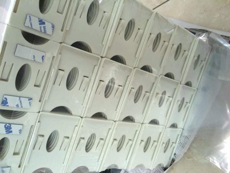 Lepljivi držač postavljen pored RFID čitača kako bi se stvorila dosledna i organizovana tačka za prislanjanje kartica za zaposlene.