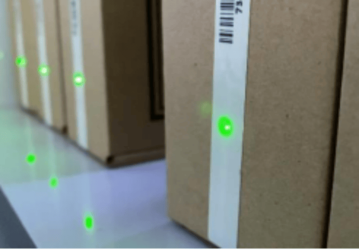 Bela RFID LED etiketa postavljena na stojeću fasciklu ili korice knjige svetli zeleno kako bi pomogla da se ciljni predmet lakše pronađe na polici.