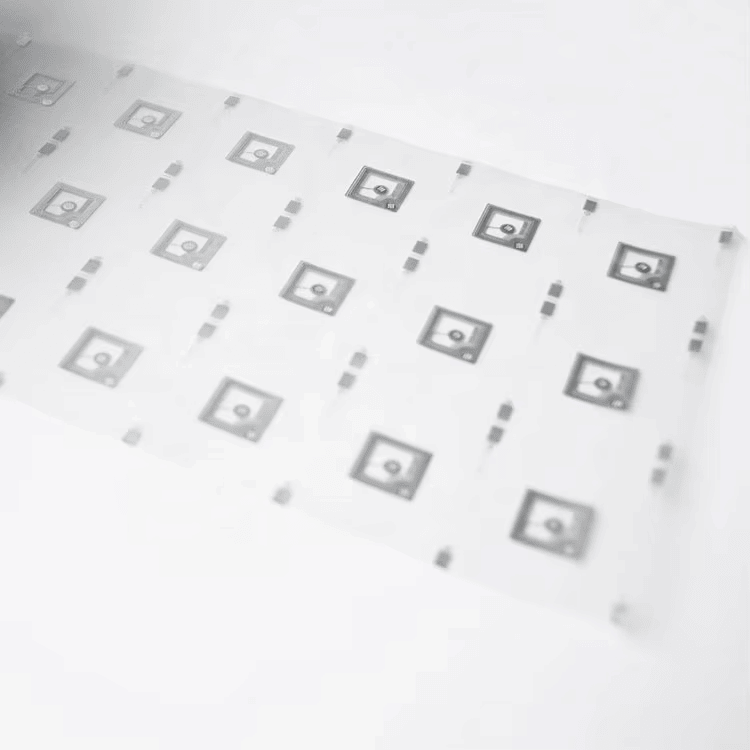 Prilagođene HF RFID etikete za praćenje bibliotečke imovine prikazane sa fokusom na štampanju barkoda za projekte HF RFID etiketa.