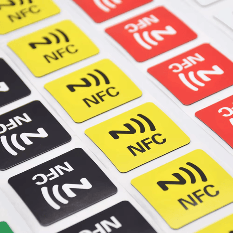 Generičke HF RFID papirne etikete za pakovanje u lancu snabdevanja, prikazane u dizajnu veličine novčanika za kupce koji upoređuju HF RFID etikete.