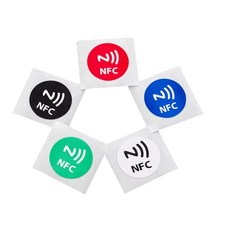 HF RFID etikete za precizno praćenje imovine prikazane sa fokusom na detalj čipa za HF RFID etikete projekte.
