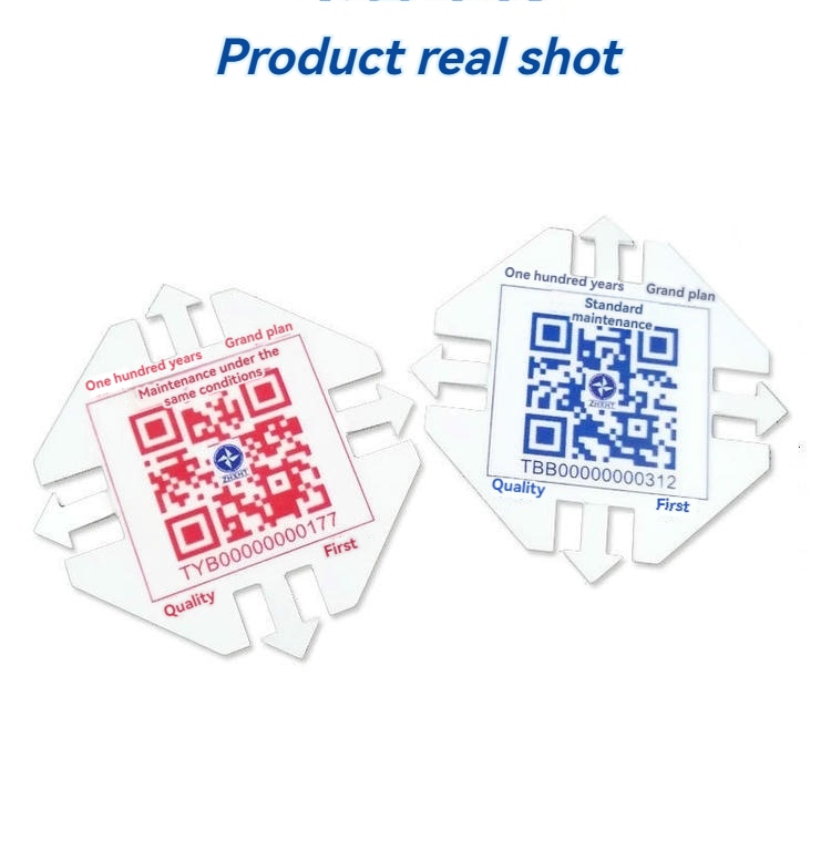 Slika iz stvarnog snimanja prikazuje dve PVC5050-1 RFID betonske etikete sa štampanim QR kodovima kako bi se prikazala prilagođena identifikacija na gotovim etiketama.