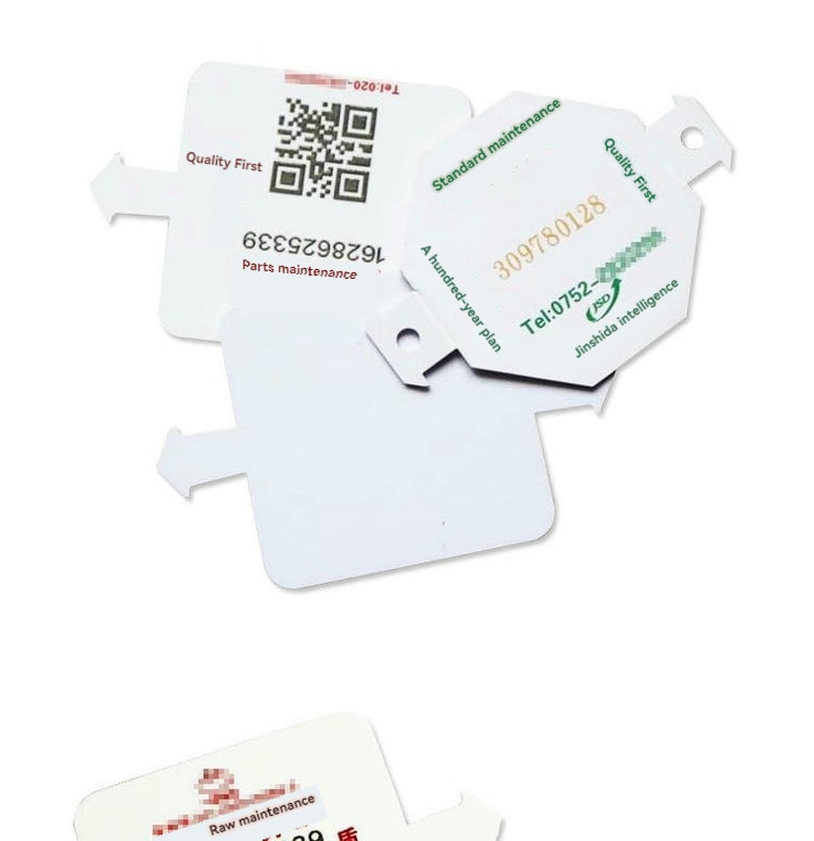 Više PVC5050-1 RFID betonskih etiketa u različitim oblicima poređano je zajedno radi poređenja prilagođavanja u osmougaonom i kvadratnom stilu.