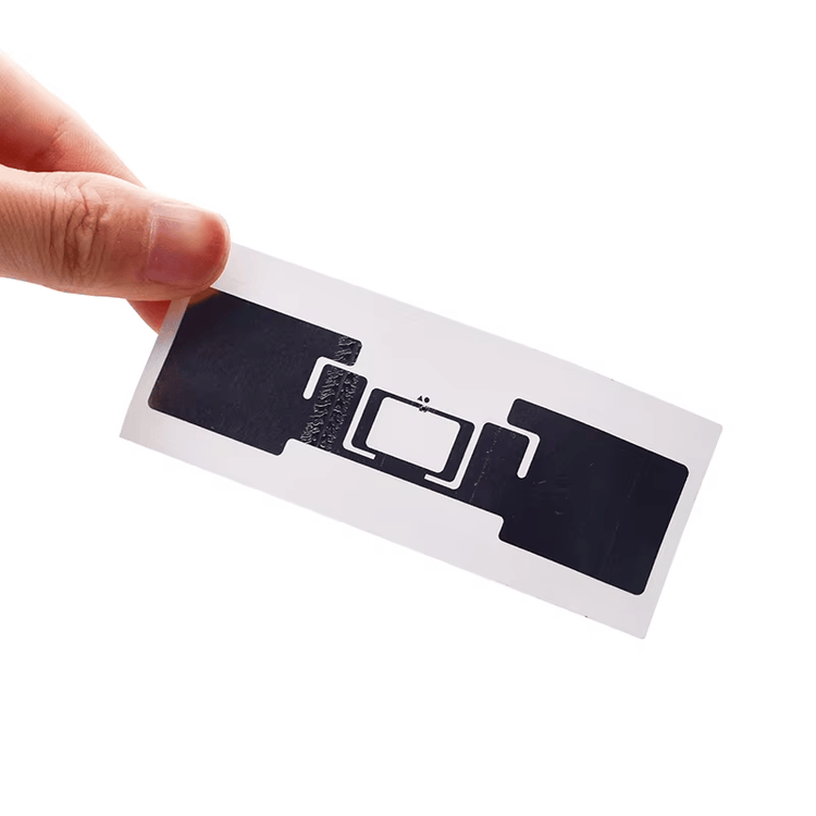 Prilagođene UHF RFID etikete za štampano praćenje imovine prikazane iz jasne perspektive štampanja barkoda za primene UHF RFID etiketa.