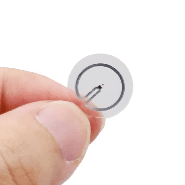 Niskoprofilna UHF RFID samolepljiva etiketa za obeležavanje guste imovine prikazana sa fokusom na raspored antene za projekte UHF RFID nalepnica.