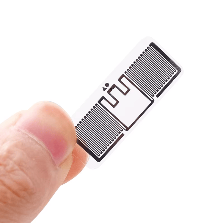 UHF RFID etikete za magacinske lokacijske bazne stanice prikazane sa detaljem čipa za kupce koji upoređuju rešenja UHF RFID etiketa.