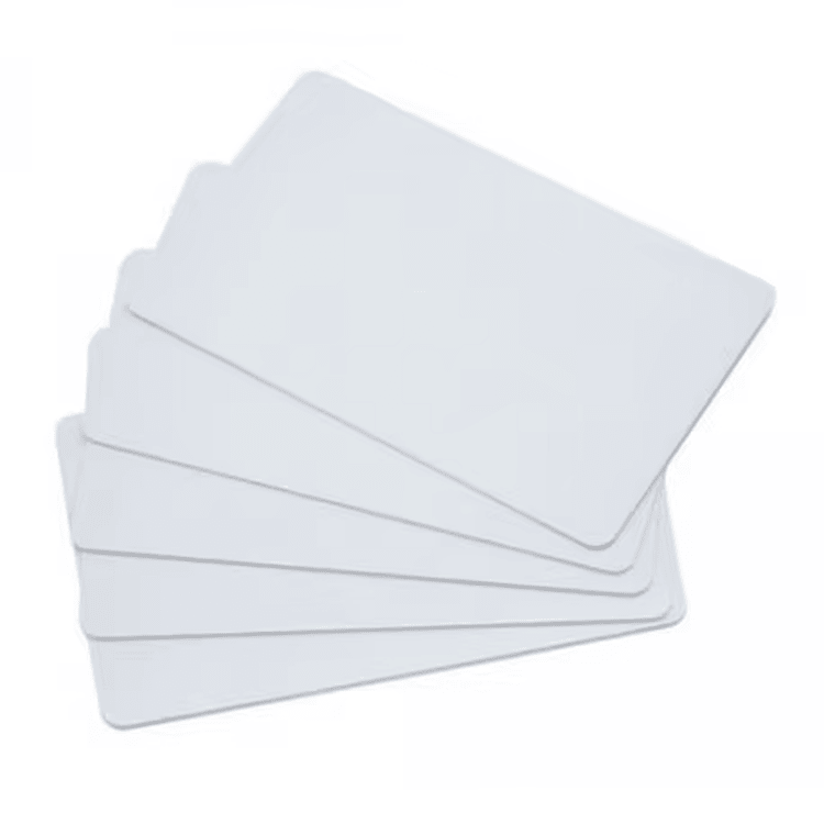 Gomila belih neštampanih UHF RFID PVC kartica standardnih dimenzija 85.5x54x0.8mm namenjena je identifikaciji uz štampu.