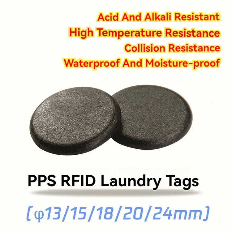 Pogled na veliku količinu crnih PPS RFID dugmadi za veš prikazuje čvrstu konstrukciju za industrijsko pranje