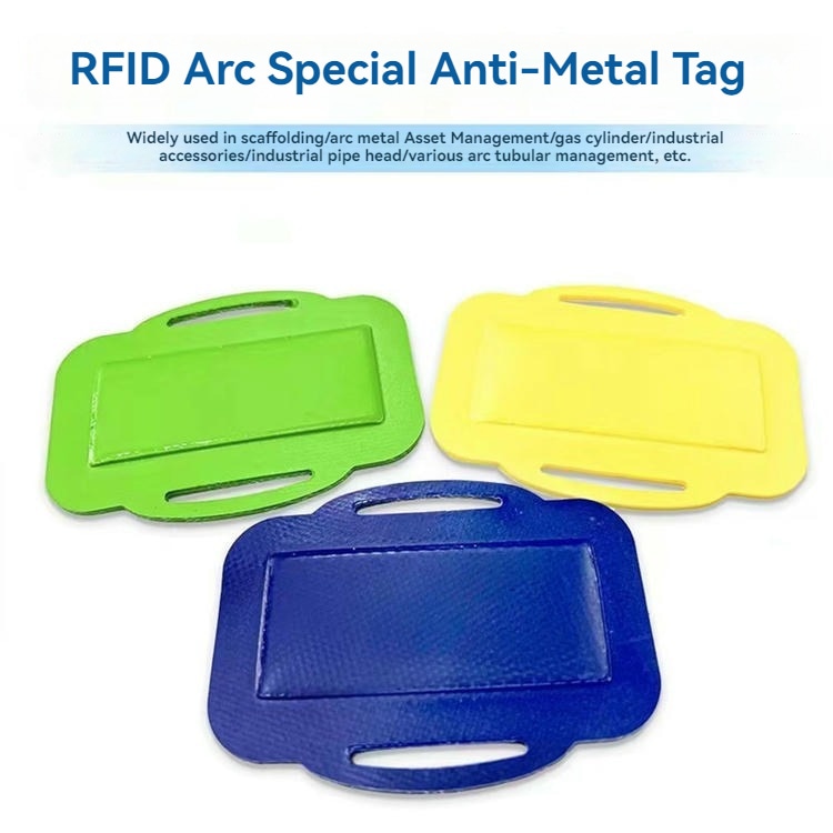 Zakrivljena UHF RFID etiketa za metalne površine za praćenje cevovoda prikazana sa fokusom na gravirani logo za projekte Ostali RFID tagovi za metalne površine.