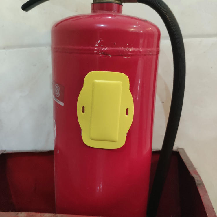 Fotografija proizvoda zakrivljene UHF RFID etikete za metalne površine za praćenje cevovoda koja prikazuje detalj laserskog rezanja u kategoriji Ostali RFID tagovi za metalne površine.