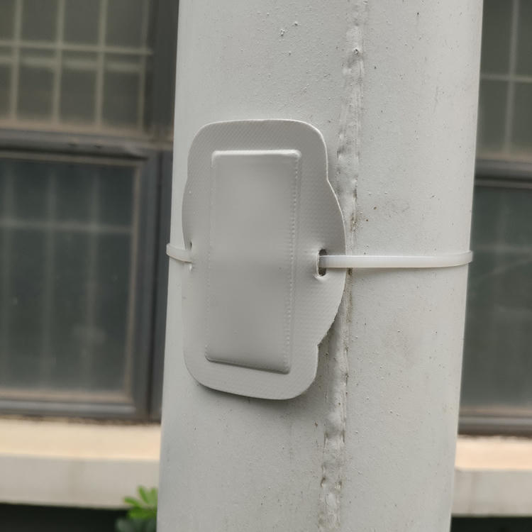 Zakrivljena UHF RFID etiketa za metalne površine za praćenje cevovoda prikazana sa fokusom na vrhunsku površinu za projekte Ostali RFID tagovi za metalne površine.