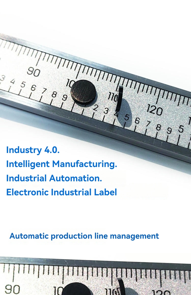 Kompaktni PPS mikro RFID tag prikazan na metalnom lenjiru radi ilustracije minijaturnog okruglog profila za praćenje proizvodne linije u Industriji 4.0.