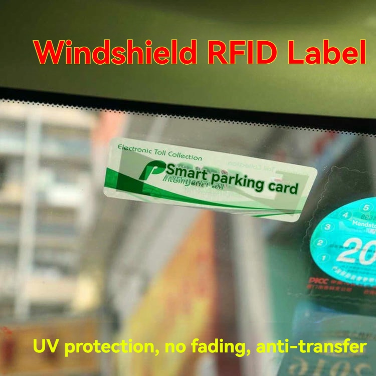 Izbliza prikaz vetrobranskog stakla sa zelenom UHF RFID nalepnicom za pametno parkiranje, koja demonstrira UV zaštitu i otpornost na prenošenje.