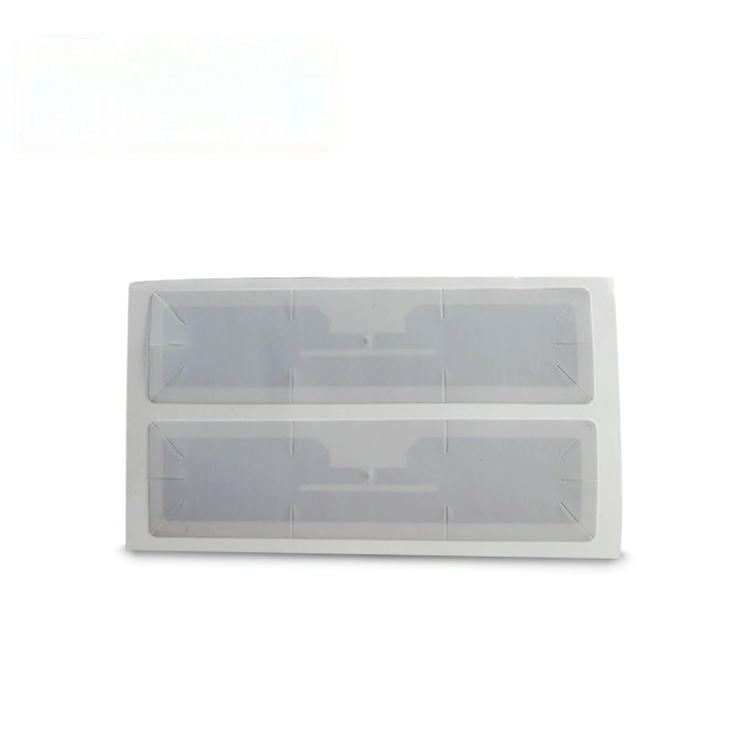 Dva UHF RFID inleja za vetrobransko staklo na jednom listu prikazana su na beloj pozadini kako bi se pokazao format serijske proizvodnje rezanjem.