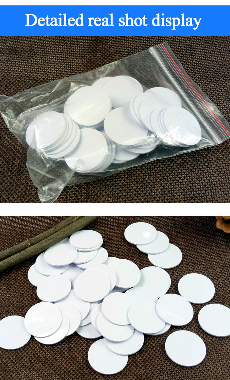 Stvarna fotografija prikazuje PVC RFID okrugle žetone zapečaćene u maloj kesici i raspoređene po tkanini radi prikaza stvarnog izgleda.