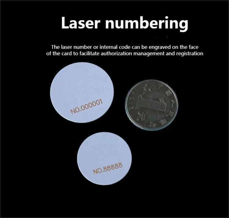 Grafika laserskog numerisanja prikazuje PVC RFID okrugle žetone označene serijskim kodovima radi podrške autorizaciji i registraciji.