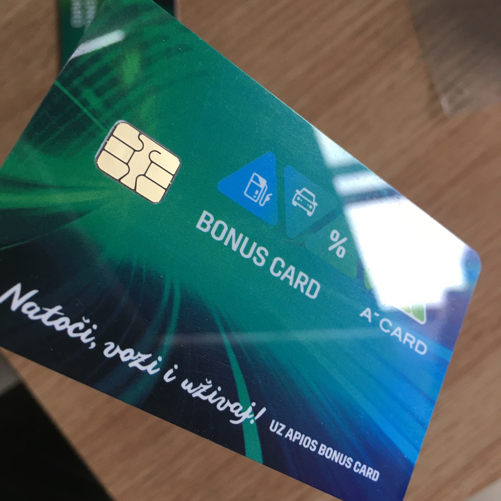 Prikaz različitih tipova pametnih kartica, uključujući kontaktne IC kartice i beskontaktne RFID kartice za svestrane bezbednosne primene.