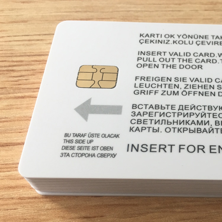 Visokokvalitetne kontaktne IC kartice sa panelima za potpis i prilagođenim utiskivanjem radi poboljšane bezbednosti i verifikacije identiteta.