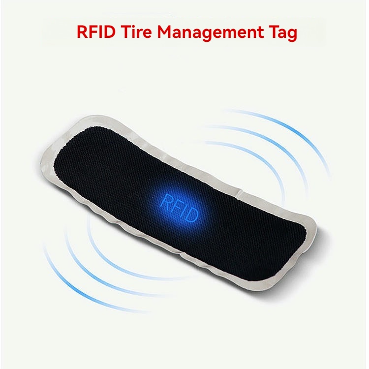 Krupni plan prikazuje savitljivu gumenu teksturu i izdržljivu konstrukciju pasivne RFID oznake za pneumatike visokih performansi.