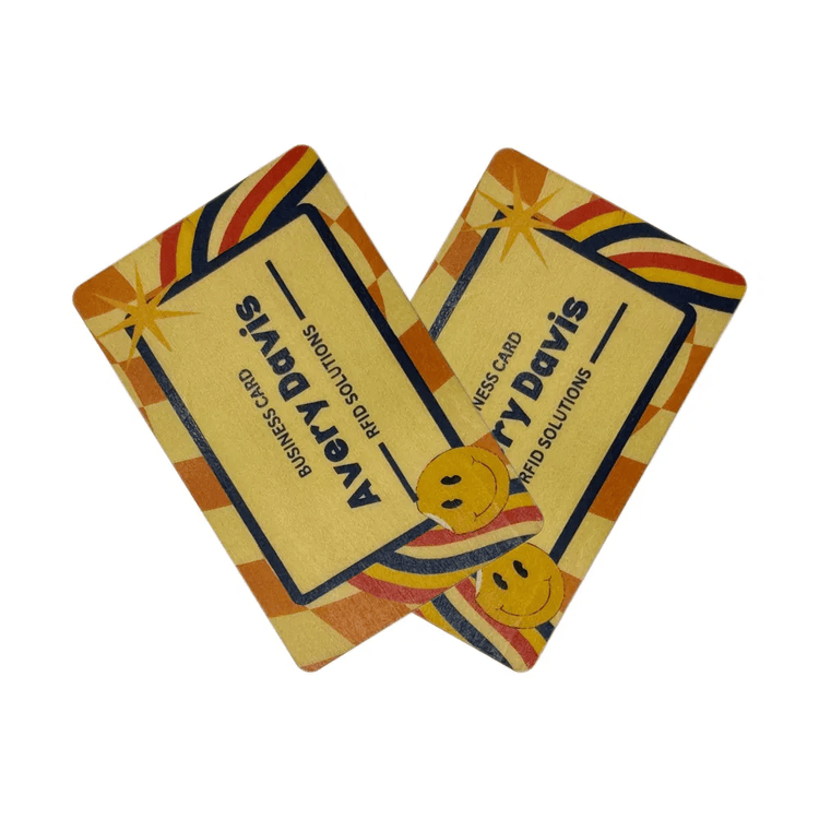 Drvene RFID kartice od sapele drveta po meri za pristup i poklone, prikazane iz perspektive jasnog poređenja proizvoda za primene drvenih kartica.