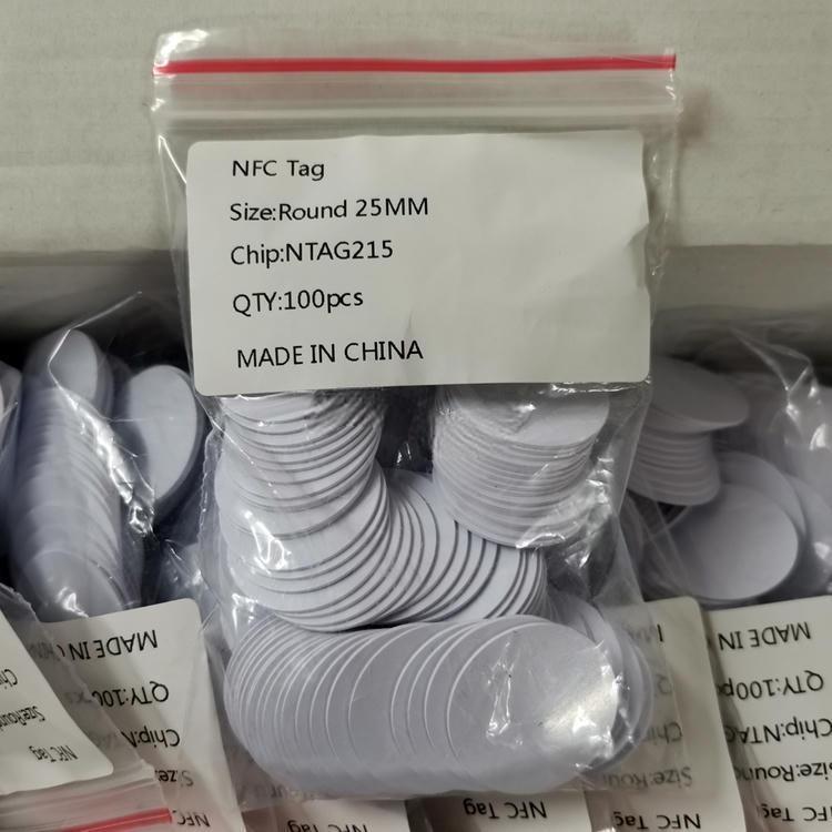 Upakovani PVC RFID okrugli tagovi su zatvoreni u kesu sa NFC etiketom koja prikazuje veličinu i detalje o čipu za kontrolu industrijskih narudžbina.