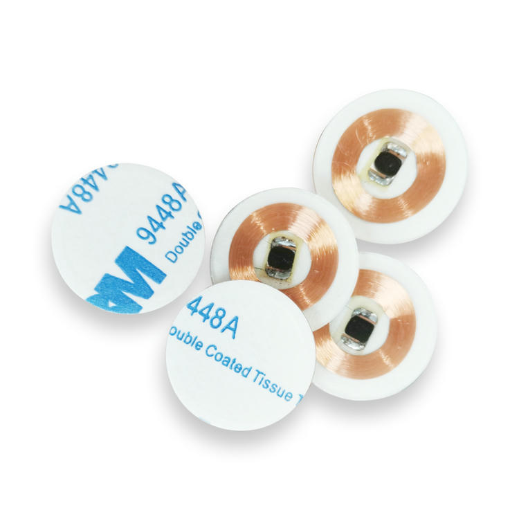 Izbliza snimljeni PVC RFID okrugli tagovi otkrivaju bakarnu zavojnicu i ugrađeni čip, kao i samolepljivu podlogu namenjenu vodootpornom obeležavanju.